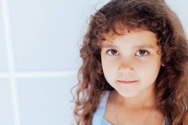 Güzel, moda, kıvırcık, esmer kız portresi