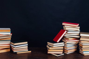 Üniversite kütüphanesinde arkaplan olarak okumak için birçok eğitim kitabı yığını