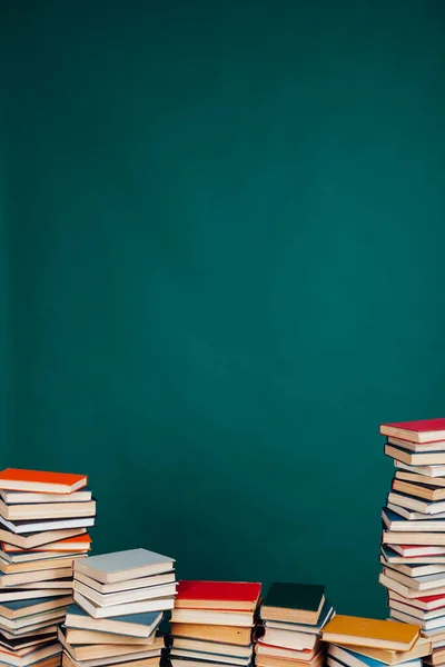 Muchos montones de libros educativos para estudiar en la biblioteca universitaria como fondo — Foto de Stock