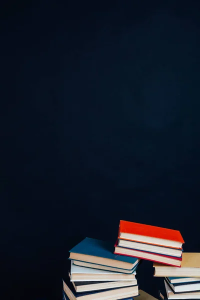 Üniversite kütüphanesinde arkaplan olarak okumak için birçok eğitim kitabı yığını