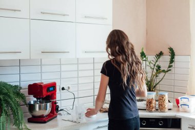 Güzel kadın pasta şefi tatlı krema yapıyor.