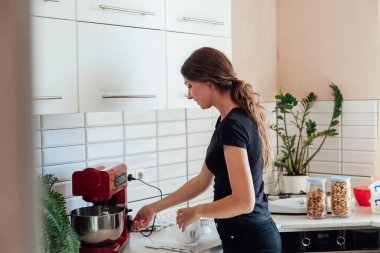 Güzel kadın pasta şefi tatlı krema yapıyor.