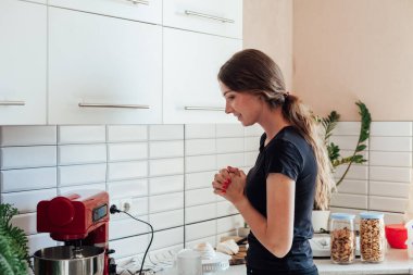 Güzel kadın pasta şefi tatlı krema yapıyor.