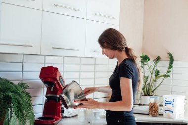 Güzel kadın pasta şefi mutfakta tatlı kekler yapıyor.