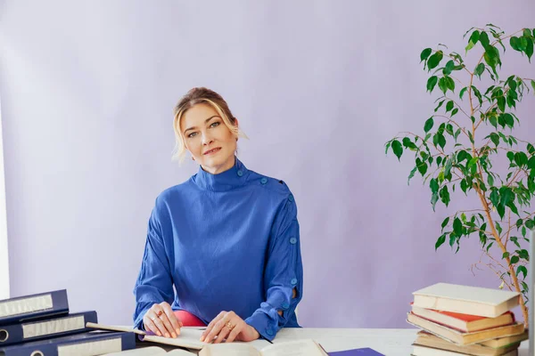 Frau im Business-Anzug bei der Arbeit im Büro an einem Schreibtisch mit Büchern und Dokumenten Buchhalter — Stockfoto