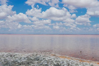 Pembe tuz gölü ve mavi gökyüzü manzaralı