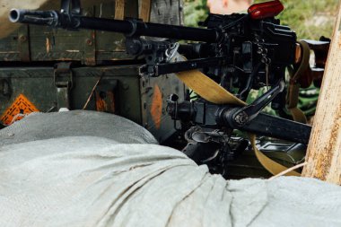 Büyük kalibreli makineli tüfek, savaş silahlarına ateş etmek için.