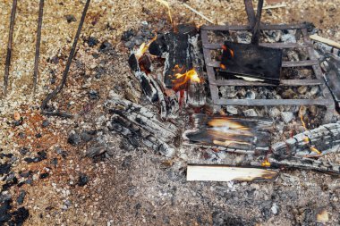 Metal dövmek ve ateşle çalışmak için demirci aletleri