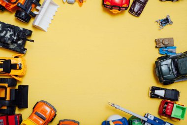 Oyunlar için arka plan olarak farklı renkte oyuncak makineleri