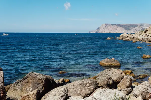 Mavi deniz dağları yeşil orman ve gökyüzü manzarası — Stok fotoğraf