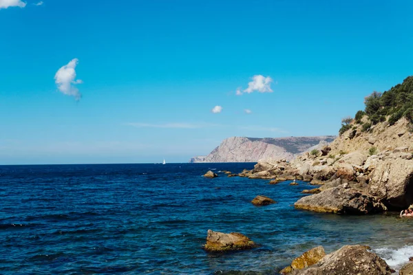 Mavi deniz dağları yeşil orman ve gökyüzü manzarası — Stok fotoğraf