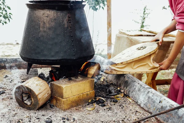 Cocinar deliciosa comida caliente en un fuego — Foto de Stock