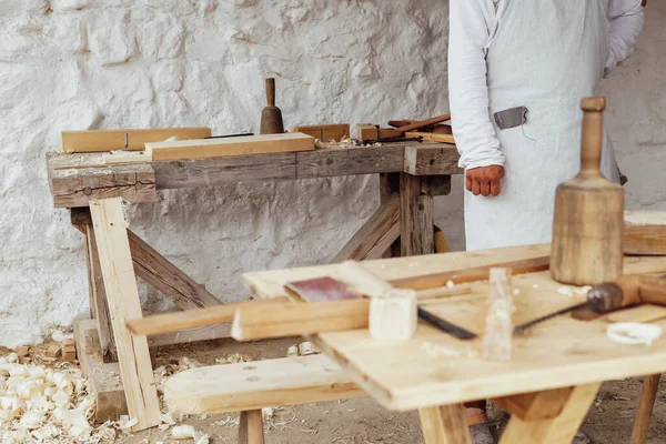 Плотники инструменты для работы с рубашкой дерева — стоковое фото