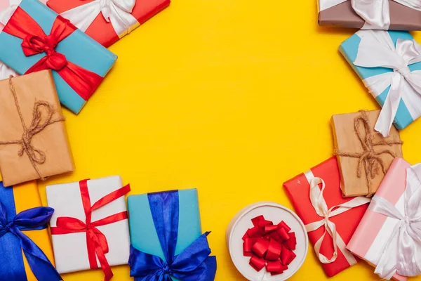 Lots of festive gifts of different colors for the birthday — Stock Photo, Image
