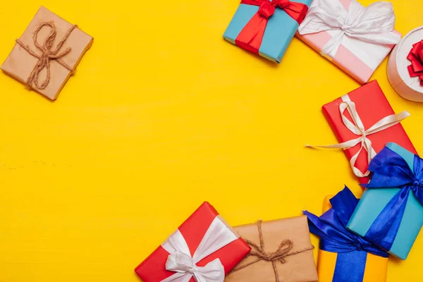 Muchos regalos festivos de diferentes colores para el cumpleaños —  Fotos de Stock