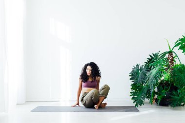 Güzel bir kadın yoga jimnastik zemininde esnek esnek asana fitness