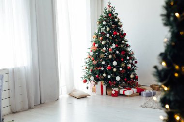 Noel ağacı çamı ve hediyeler iç dekorasyon penceresi yeni yıl