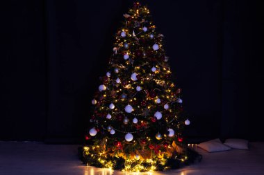 Yılbaşı ağacı desenli hafif çelenkler sunar.