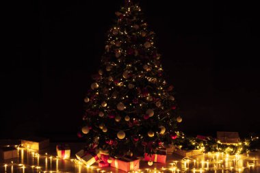 Yılbaşı ağacı desenli hafif çelenkler sunar.