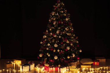 Yılbaşı ağacı desenli hafif çelenkler sunar.