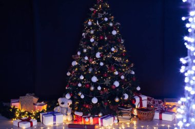 Yılbaşı ağacı desenli hafif çelenkler sunar.