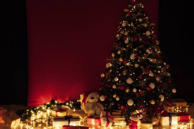 Yılbaşı ağacı desenli hafif çelenkler sunar.