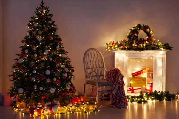 Pino árbol de Navidad con regalos guirnaldas luz decoración interior año nuevo — Foto de Stock