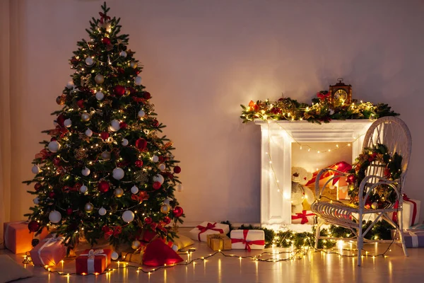 Karácsonyfa fenyő ajándékokkal fény koszorúk belső dekoráció újév — Stock Fotó
