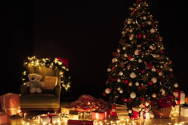 Guirlandes légères de décor d'arbre de Noël présente nouvel intérieur de nuit année — Photo