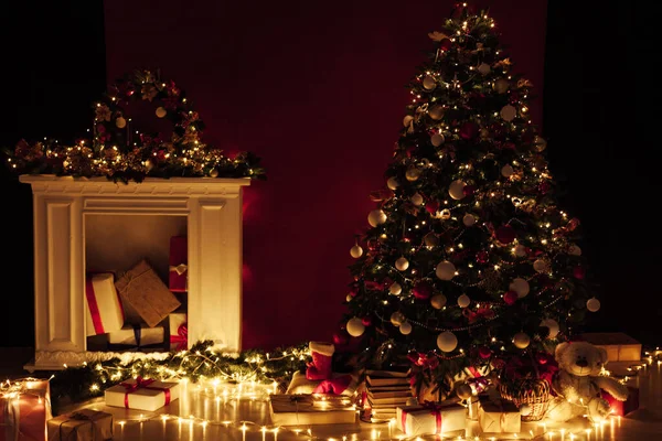Lichtergirlanden Weihnachtsbaum-Dekor präsentiert Silvesterabend-Interieur — Stockfoto