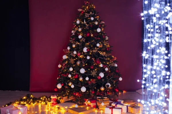 Luz guirlanda árvore de Natal decoração apresenta ano novo noite interior — Fotografia de Stock