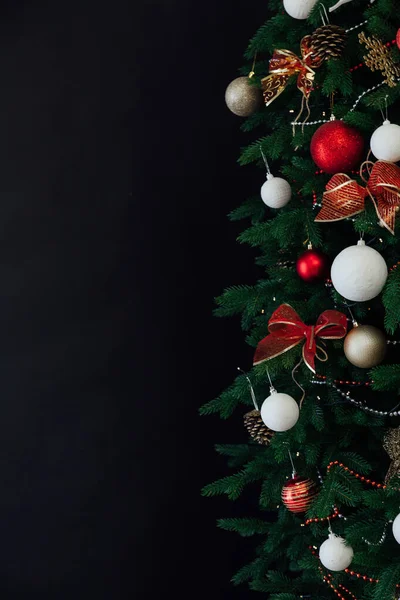 선물 장식이 있는 신년 크리스마스 트리검은 색 배경의 크리스마스 트리 — 스톡 사진
