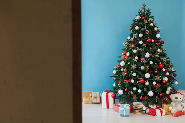 圣诞树与礼物蓝色装饰新年室内装饰 — 图库照片