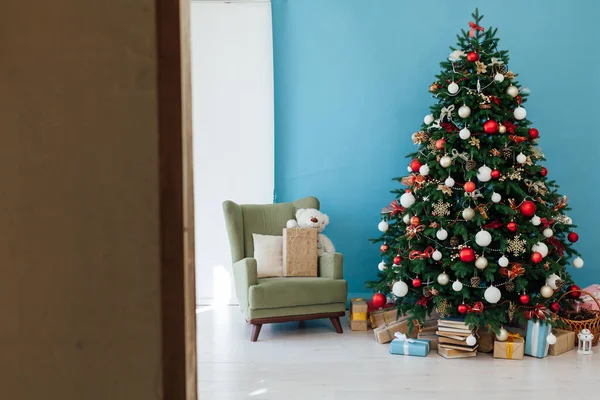Árvore de Natal com presentes decoração azul ano novo interior — Fotografia de Stock