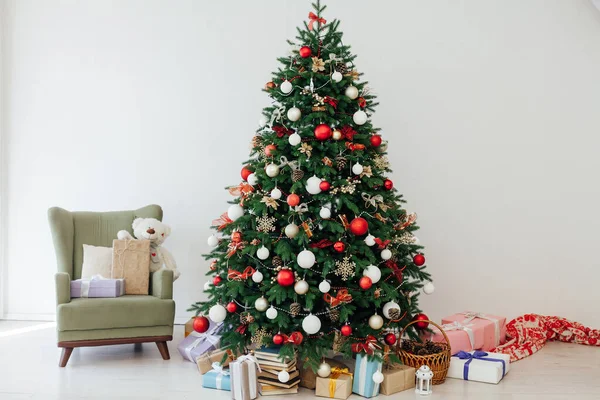 Árvore de Natal com decoração de presentes Ano Novo cartão postal interior — Fotografia de Stock