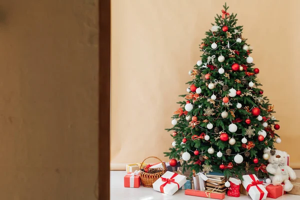 Árbol de Navidad con decoración de regalos postal interior de Año Nuevo —  Fotos de Stock
