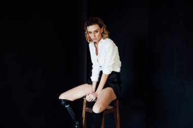 Güzel, modaya uygun, sarışın, beyaz gömlek, siyah portre şort.