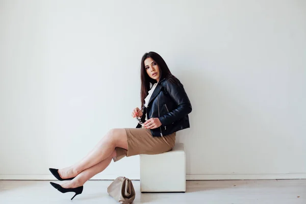 Portrét krásné módní orientální brunetky ženy v černé kožené bundě — Stock fotografie