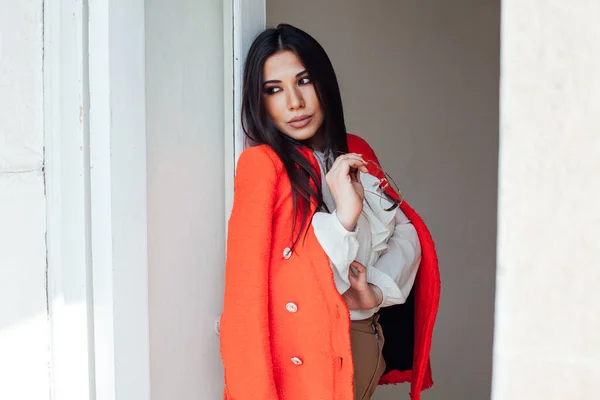 Portrait of a beautiful fashionable oriental brunette woman in a business suit — Stock Photo, Image