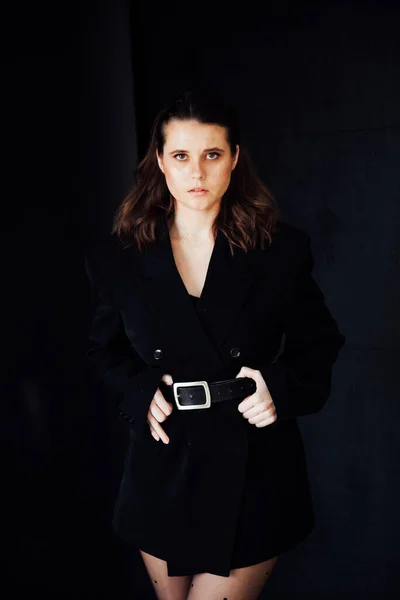 Portret pięknej, modnej brunetki w czarnej kurtce biznesowej — Zdjęcie stockowe