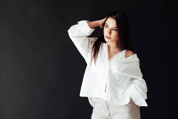 Portrét krásné módní brunetky ženy v bílé pánské košili — Stock fotografie