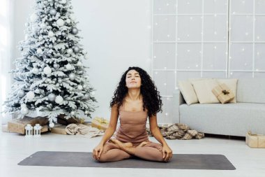 Güzel bir genç kadın yoga yapıyor. Yoga sınıfında Virabhadrasana..