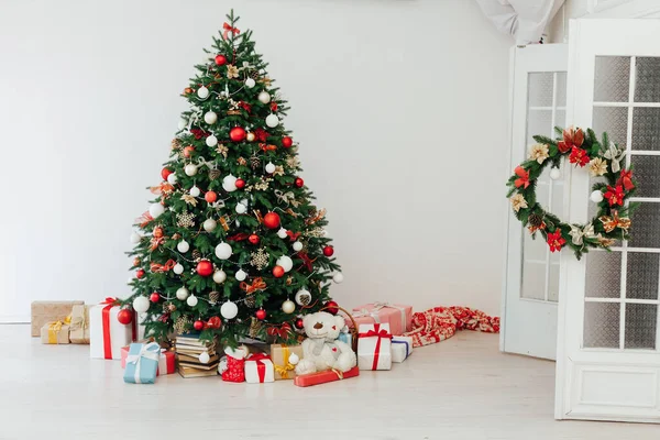 Рождественская елка сосна с подарками гирлянды огни на новый год в интерьере комнаты на белом фоне — стоковое фото