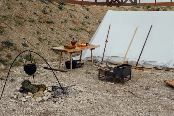 キャンプでの旅行のための白い古いテント — ストック写真