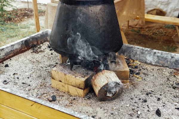 Cuisiner de la nourriture chaude sur un feu lors d'un voyage — Photo