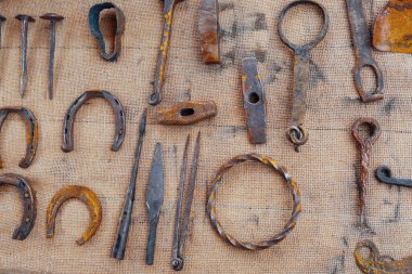 Demirciler için araçlar ve metal nesneler arkaplan olarak çalışır