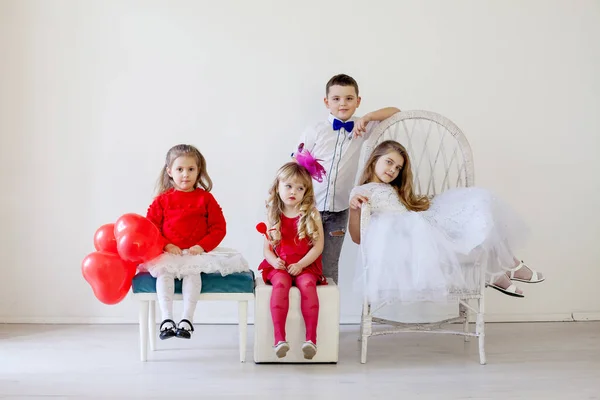 Gli amici di compleanno dei bambini siedono con palloncini rossi durante la vacanza — Foto Stock