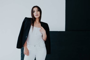 Güzel esmer kadın ofis fotoğrafında iş elbisesi giymiş.