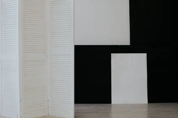 Arkaplan olarak beyaz ve siyah bir odanın içi — Stok fotoğraf
