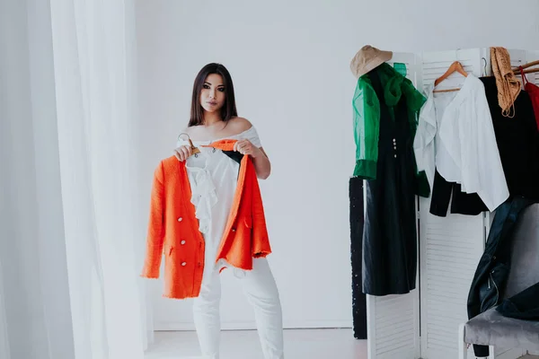 Mujer elegir el traje de armario grande armario con ropa elegante y cosas del hogar —  Fotos de Stock